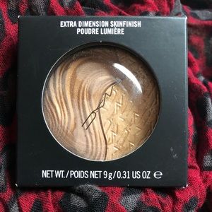 MAC Extra Dimension skinfinish